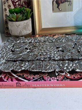Author Court expandable grape pattern trivet 2004